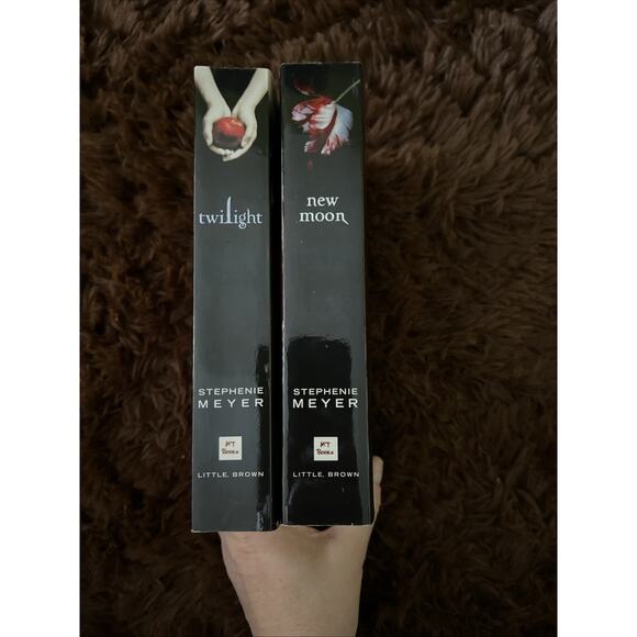 Lot of 2 Twilight Books Twilight and New Moon by Stephenie Meyer Softcover - Picture 3 of 12